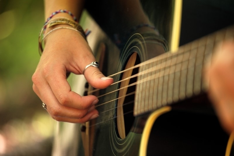 nguoi-moi-hoc-guitar-nen-bat-dau-tu-dau-co-kho-hay-khong-a-1